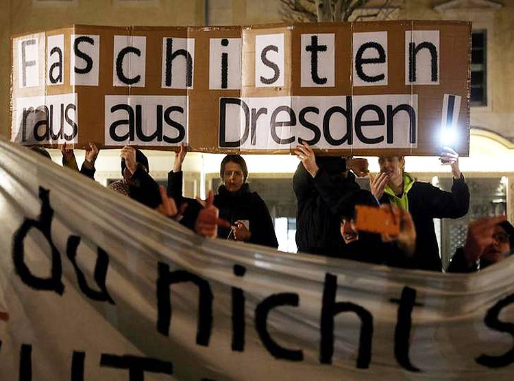 जर्मनी में मुस्लिमों के खिलाफ सड़कों पर उतरे लोग, 12 मस्जिद उड़ाने की साजिश बेनकाब