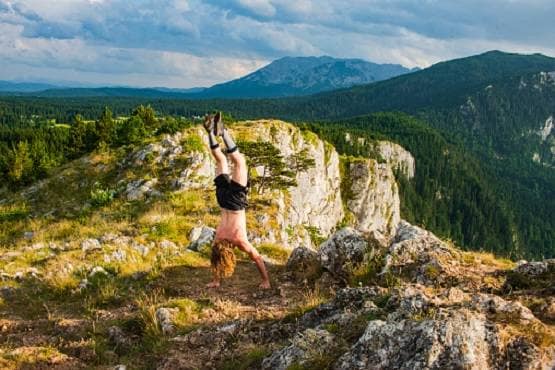 हाथों के बल खड़े होकर कर रहा था स्टंट, 100 फीट गहरी खाई में गिरकर मौत