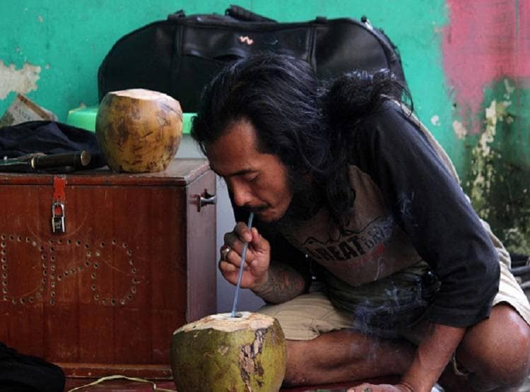बिहार में नारियल से पानी की जगह निकलने लगी शराब