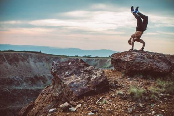हाथों के बल खड़े होकर कर रहा था स्टंट, 100 फीट गहरी खाई में गिरकर मौत