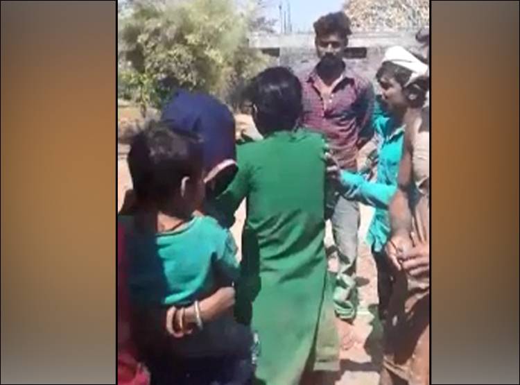 बेटी अपने दोस्त से करती थी बात, नाराज परिजनों ने जबरन काटे बाल