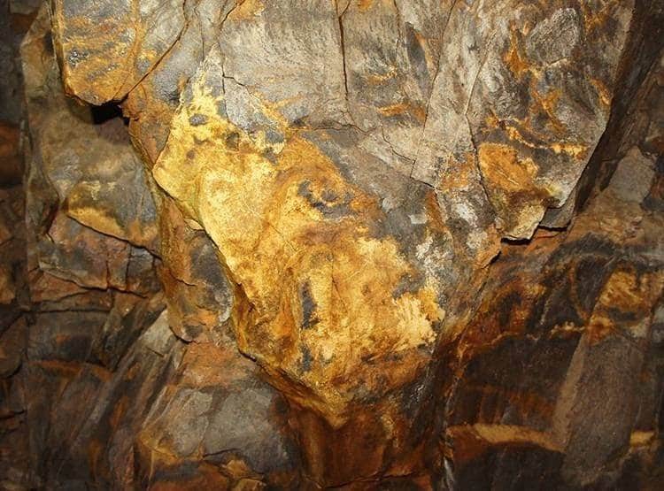 सोनभद्र में सोने का खनन हुआ तो ढह जाएगा कुलदेवता का मंदिर, भड़के लोग