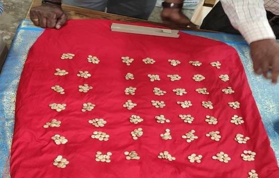 मंदिर के पास हो रही थी खुदाई, तभी निकला सोने का प्राचीन खजाना