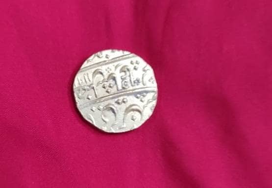 मंदिर के पास हो रही थी खुदाई, तभी निकला सोने का प्राचीन खजाना