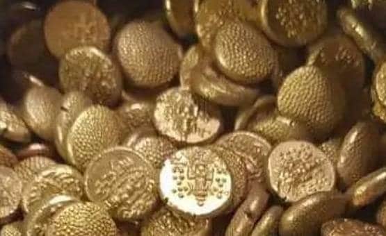 मंदिर के पास हो रही थी खुदाई, तभी निकला सोने का प्राचीन खजाना