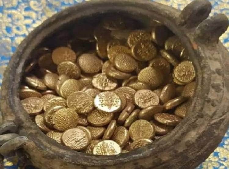 मंदिर के पास हो रही थी खुदाई, तभी निकला सोने का प्राचीन खजाना