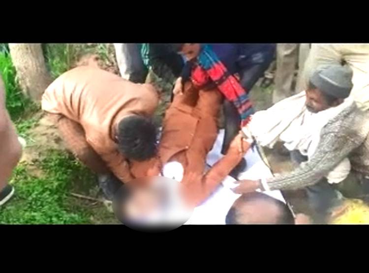 दुल्हन को व‍िदा कराकर ला रहा था दूल्हा, ढाबे पर रुका, पेड़ पर म‍िला शव