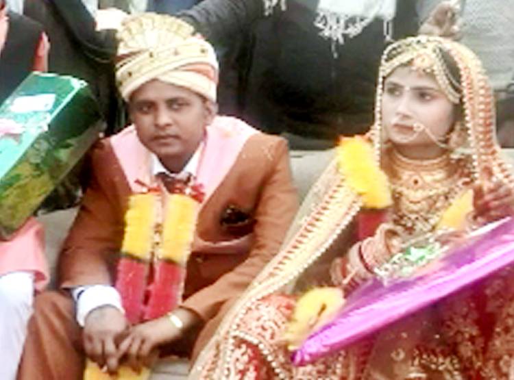 दुल्हन को व‍िदा कराकर ला रहा था दूल्हा, ढाबे पर रुका, पेड़ पर म‍िला शव