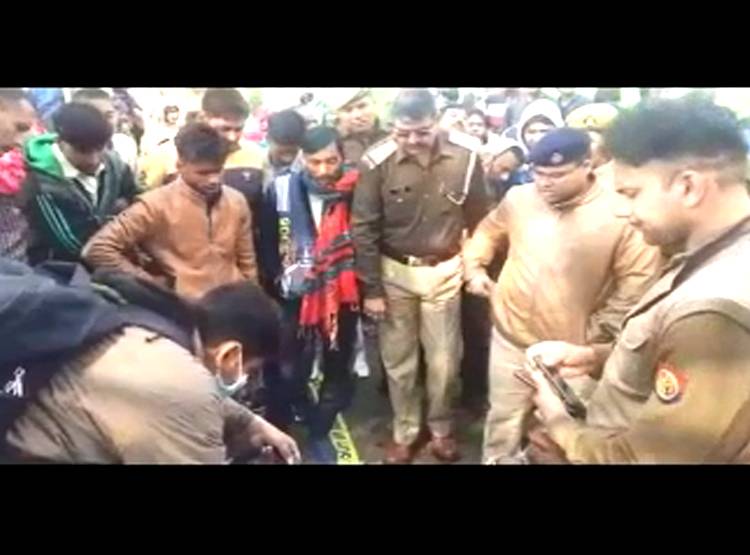 दुल्हन को व‍िदा कराकर ला रहा था दूल्हा, ढाबे पर रुका, पेड़ पर म‍िला शव