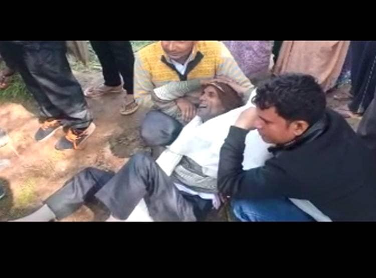 दुल्हन को व‍िदा कराकर ला रहा था दूल्हा, ढाबे पर रुका, पेड़ पर म‍िला शव