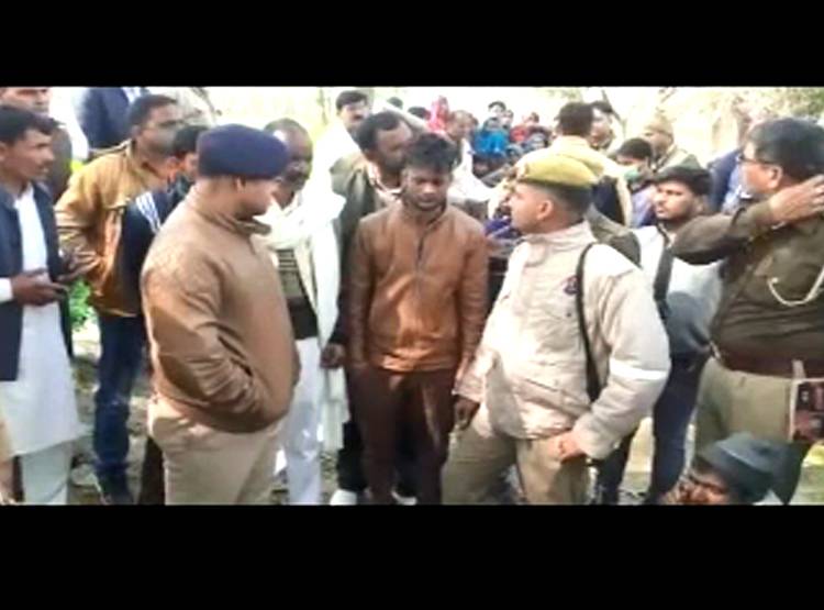 दुल्हन को व‍िदा कराकर ला रहा था दूल्हा, ढाबे पर रुका, पेड़ पर म‍िला शव