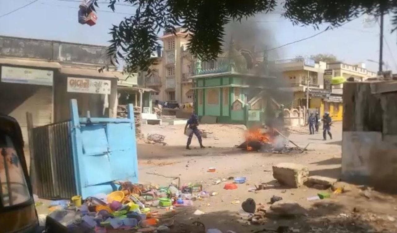 गुजरात के आणंद में हिंसा, तनाव के बाद भारी फोर्स तैनात