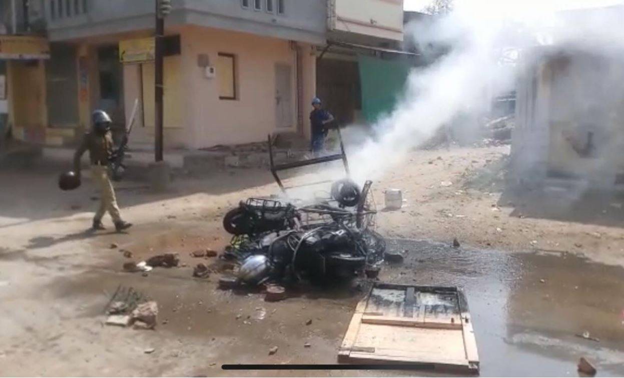 गुजरात के आणंद में हिंसा, तनाव के बाद भारी फोर्स तैनात