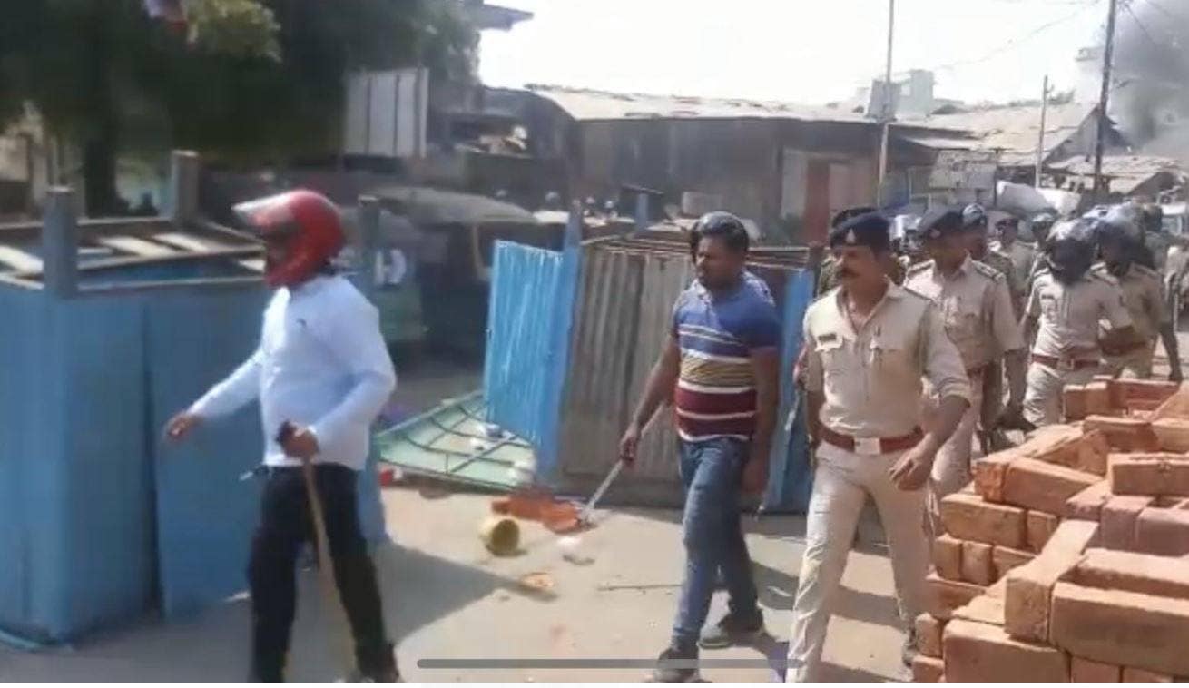 गुजरात के आणंद में हिंसा, तनाव के बाद भारी फोर्स तैनात