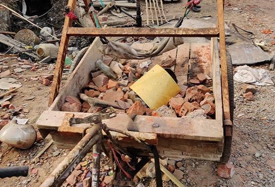 दिल्ली हिंसा: जगह-जगह मिल रही ये गुलेल, दागे गए थे पेट्रोल बम