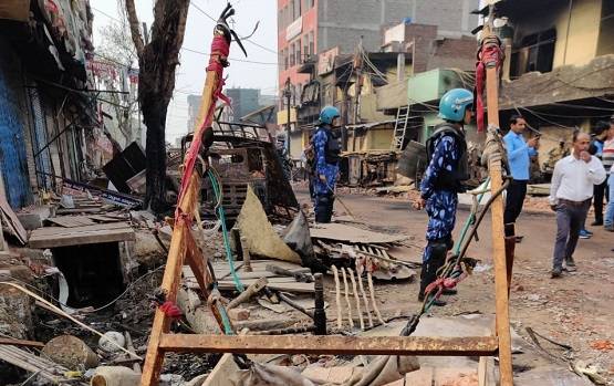 दिल्ली हिंसा: जगह-जगह मिल रही ये गुलेल, दागे गए थे पेट्रोल बम