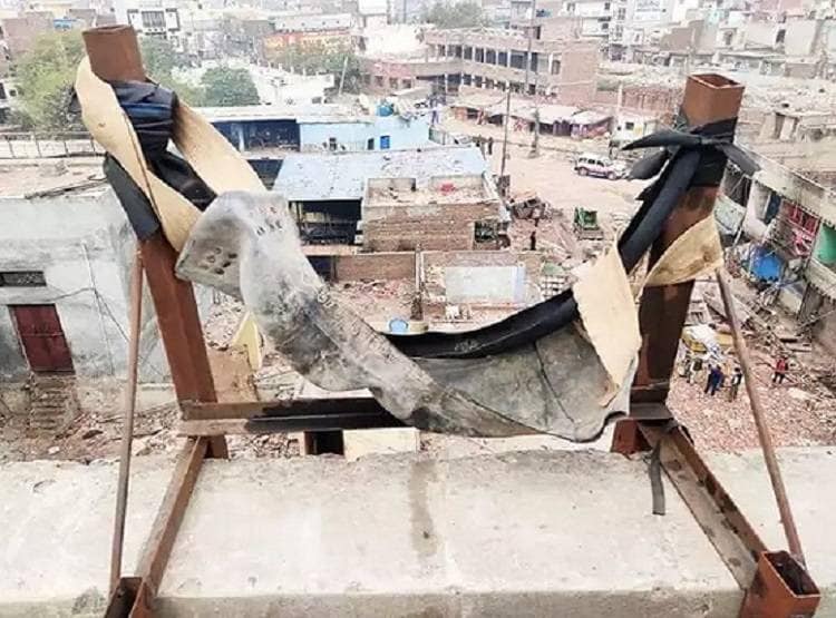 दिल्ली हिंसा: जगह-जगह मिल रही ये गुलेल, दागे गए थे पेट्रोल बम