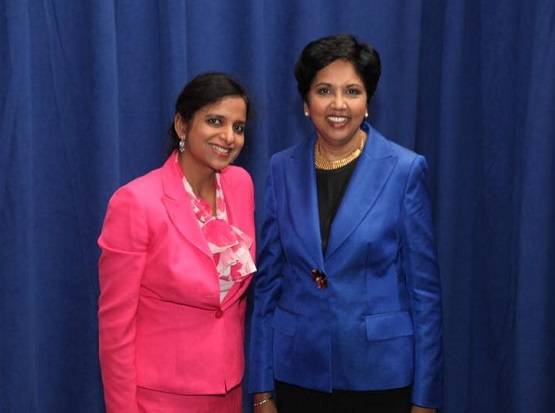 जानिए कौन है...मोदी-ट्रंप-मेलानिया के साथ रेड कारपेट पर दिखी ये महिला