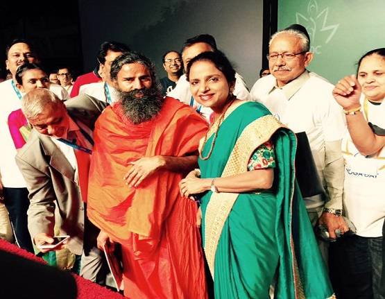 जानिए कौन है...मोदी-ट्रंप-मेलानिया के साथ रेड कारपेट पर दिखी ये महिला