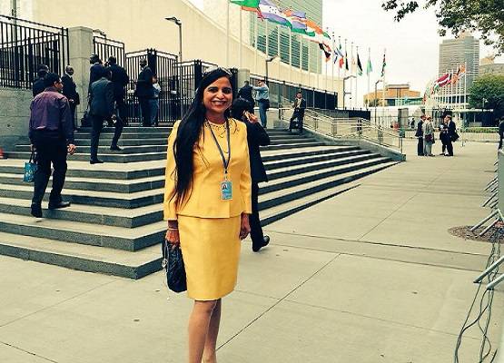 जानिए कौन है...मोदी-ट्रंप-मेलानिया के साथ रेड कारपेट पर दिखी ये महिला