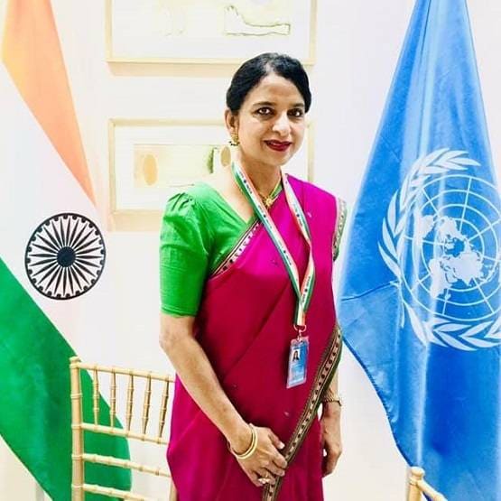 जानिए कौन है...मोदी-ट्रंप-मेलानिया के साथ रेड कारपेट पर दिखी ये महिला