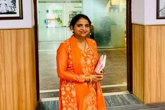 जानिए कौन है...मोदी-ट्रंप-मेलानिया के साथ रेड कारपेट पर दिखी ये महिला