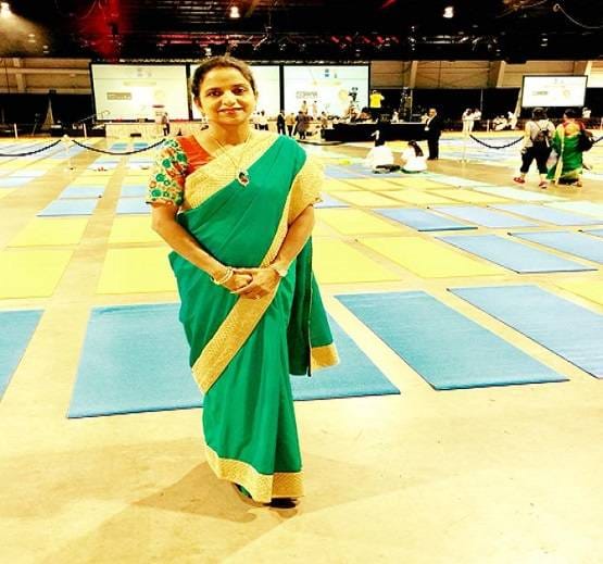 जानिए कौन है...मोदी-ट्रंप-मेलानिया के साथ रेड कारपेट पर दिखी ये महिला