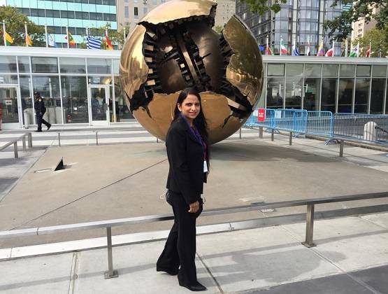 जानिए कौन है...मोदी-ट्रंप-मेलानिया के साथ रेड कारपेट पर दिखी ये महिला