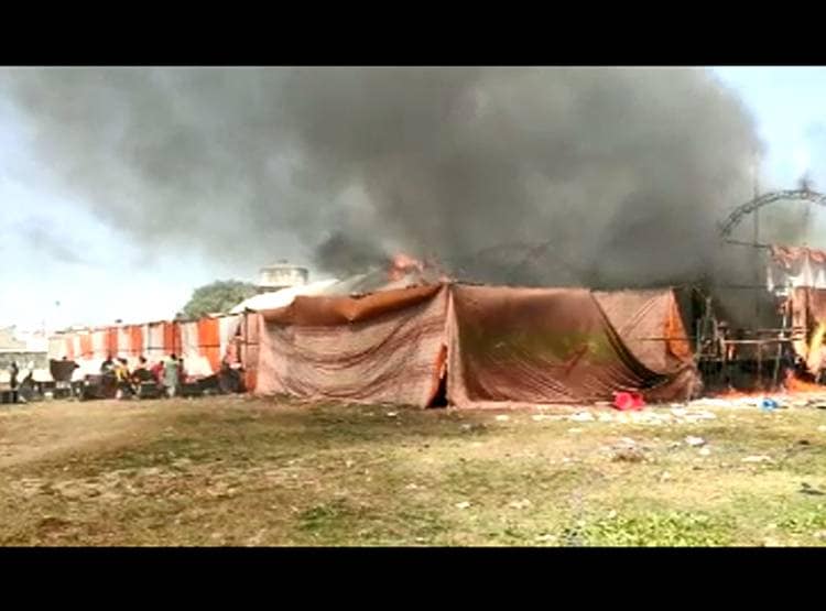 एक च‍िंगारी...और देखते ही देखते स्वाहा हो गया भागवत कथा का पंडाल