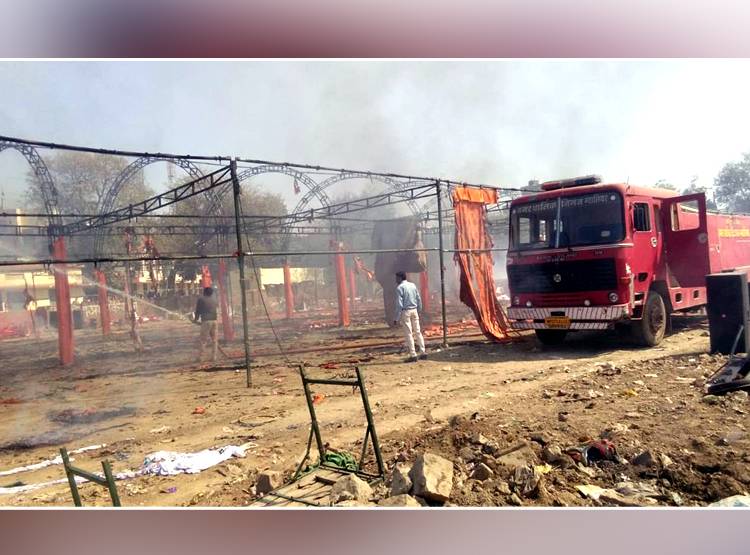 एक च‍िंगारी...और देखते ही देखते स्वाहा हो गया भागवत कथा का पंडाल