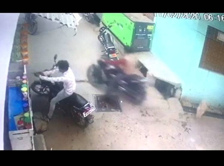 घर के सामने जाकर गर्लफ्रेंड को मारी गोली, CCTV में कैद खौफनाक घटना