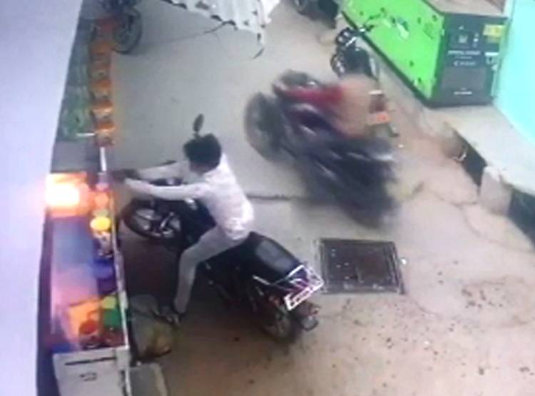 घर के सामने जाकर गर्लफ्रेंड को मारी गोली, CCTV में कैद खौफनाक घटना