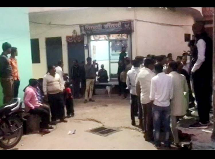 घर के सामने जाकर गर्लफ्रेंड को मारी गोली, CCTV में कैद खौफनाक घटना