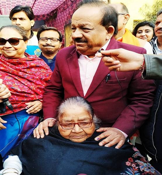 किसके सिर सजेगा दिल्ली का ताज? वोट डालने पहुंच रहे हैं दिग्गज