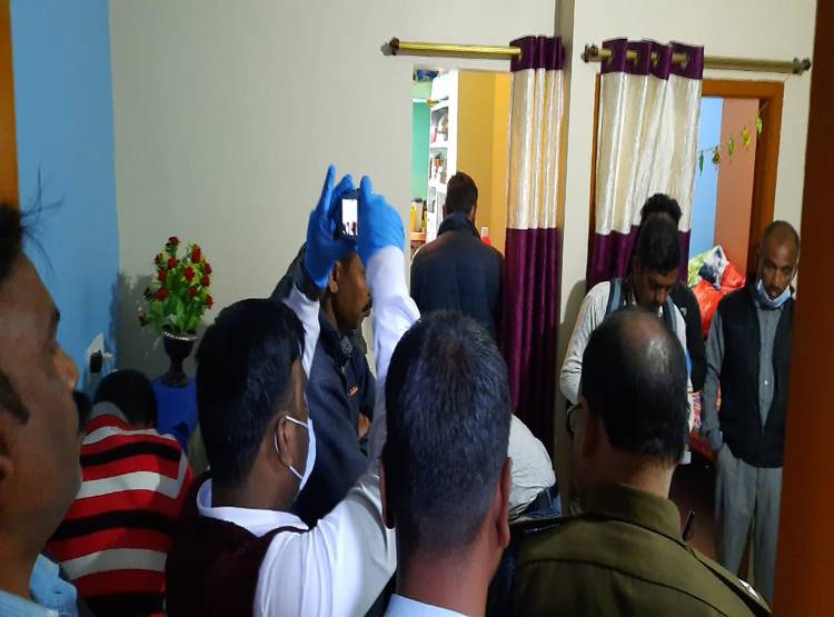 पत्नी की हत्या कर लाश के साथ बैठा था पति, मंजर देख कांप उठी पुलिस