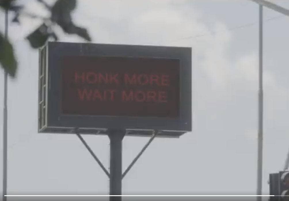 रेड लाइट पर जरा संभल कर, तेज हॉर्न बजाया तो नहीं होगा ग्रीन सिग्नल!