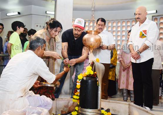 महाशिवरात्रि पर Ex वाइफ सुजैन संग मंदिर पहुंचे ऋतिक रोशन, PHOTOS