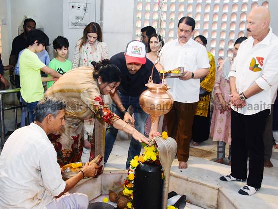 महाशिवरात्रि पर Ex वाइफ सुजैन संग मंदिर पहुंचे ऋतिक रोशन, PHOTOS