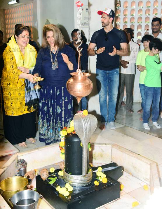 महाशिवरात्रि पर Ex वाइफ सुजैन संग मंदिर पहुंचे ऋतिक रोशन, PHOTOS