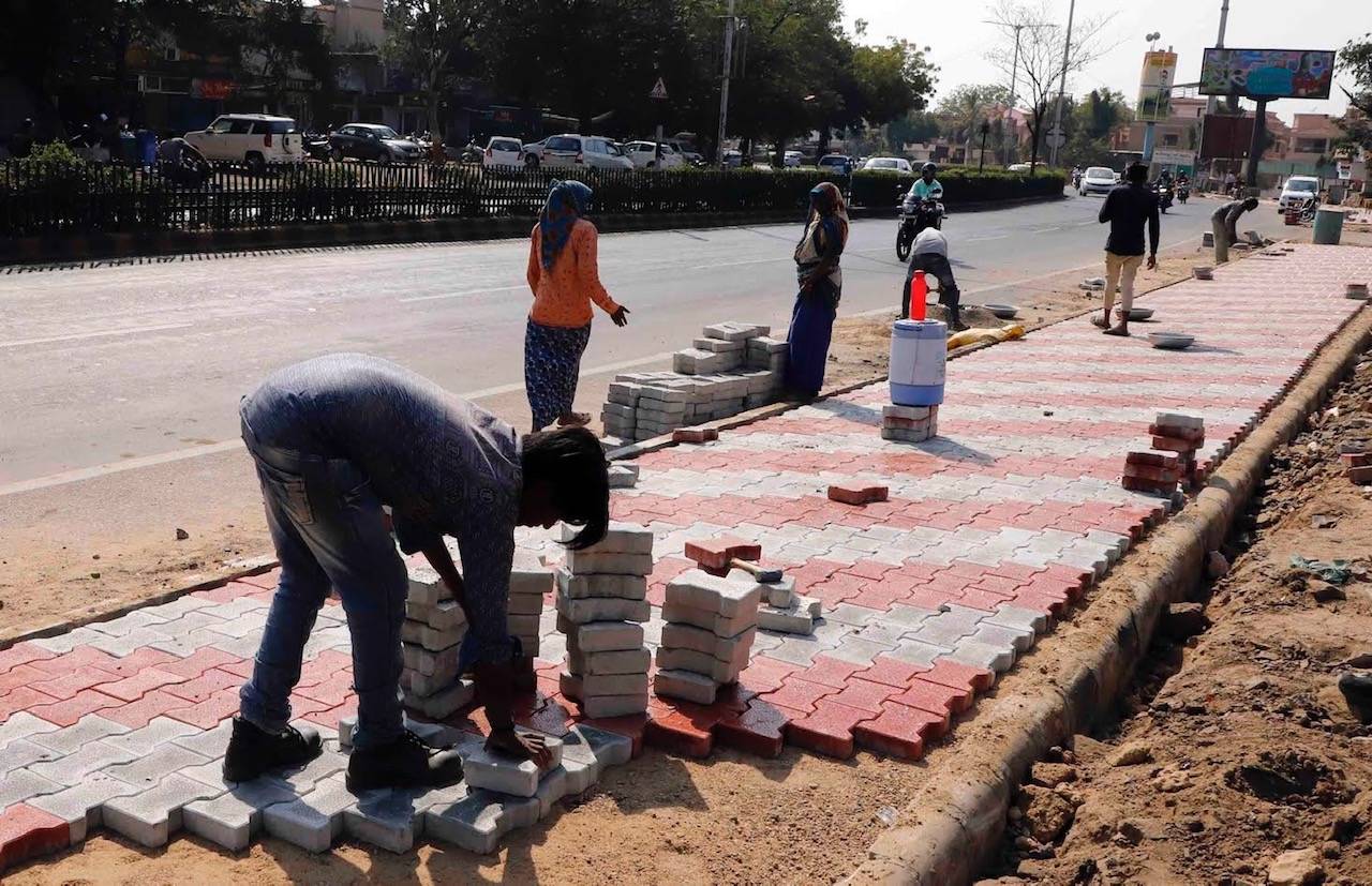 ट्रंप का गुजरात दौरा: झुग्गी के आगे खड़ी की दीवार, अब दिया घर छोड़ने का नोटिस