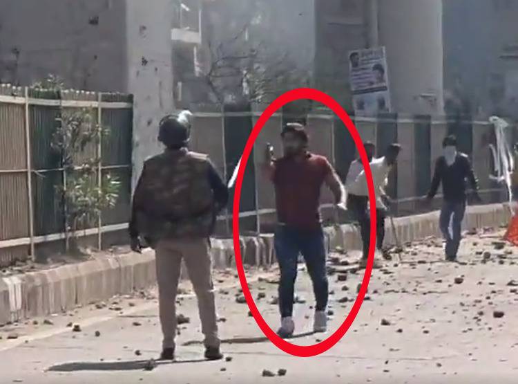 मौजपुर: सीने पर तनी थी पिस्तौल, फिर भी हिंसक भीड़ के सामने खड़ा रहा कॉन्स्टेबल