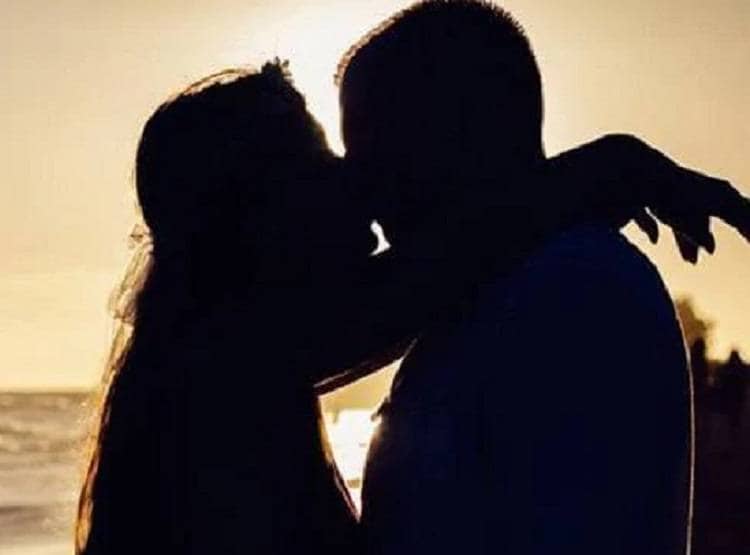 कपल ने धार्मिक स्थल पर बनाया पोर्न वीडियो, लोग भड़के