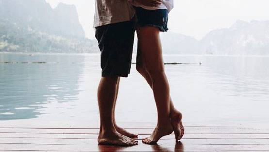 कपल ने धार्मिक स्थल पर बनाया पोर्न वीडियो, लोग भड़के