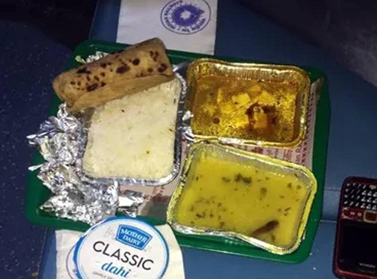 रेलवे के खाने में न‍िकली मकड़ी, भड़के पैसेंजर ने Twitter पर की श‍िकायत