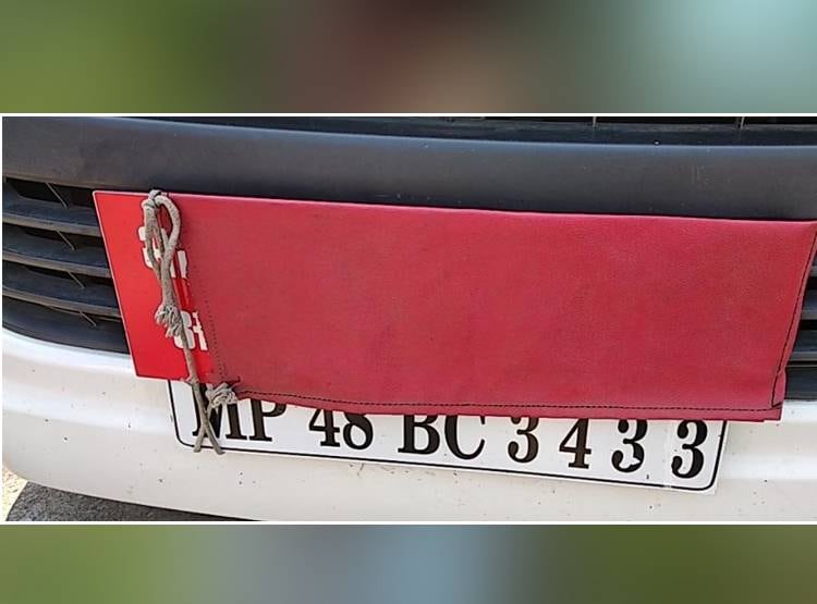 बाराती बन रेड डालने पहुंचे अफसर, कार पर च‍िपकाया शादी का स्टीकर