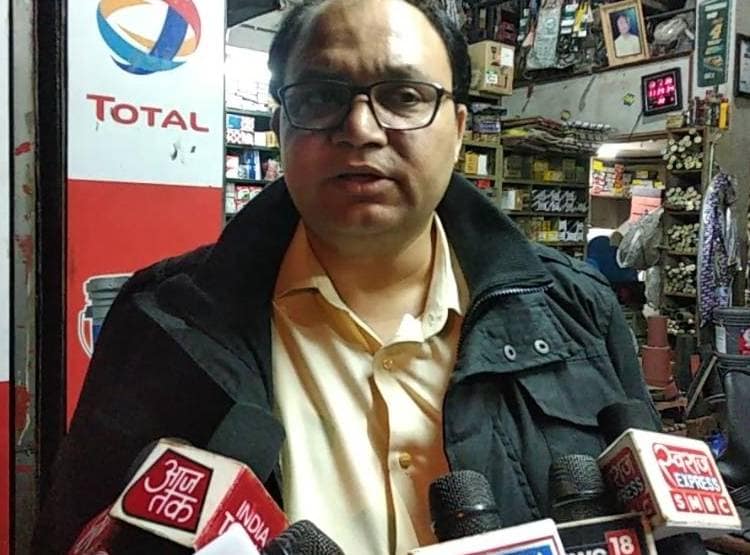 बाराती बन रेड डालने पहुंचे अफसर, कार पर च‍िपकाया शादी का स्टीकर