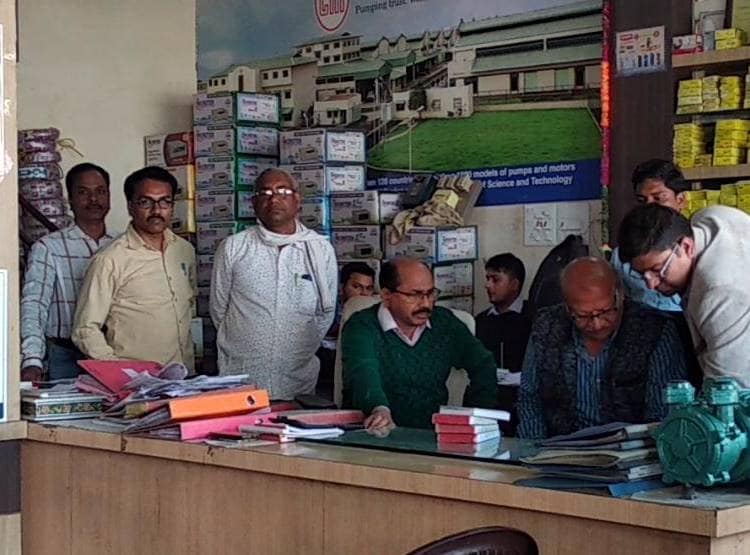 बाराती बन रेड डालने पहुंचे अफसर, कार पर च‍िपकाया शादी का स्टीकर