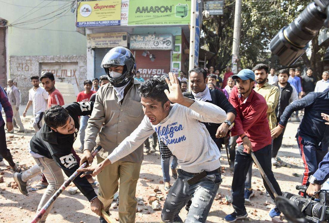 CAA विरोध के नाम पर हिंसा की साजिश, मारा गया हेड कॉन्स्टेबल, पत्नी बेहोश