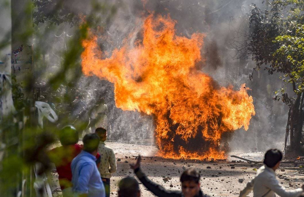 CAA विरोध के नाम पर हिंसा की साजिश, मारा गया हेड कॉन्स्टेबल, पत्नी बेहोश