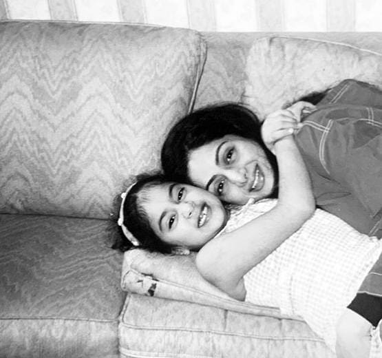 हाथ में सैंडल उठाए नंगे पैर सड़क पर चलती नजर आईं जाह्नवी कपूर, PHOTOS